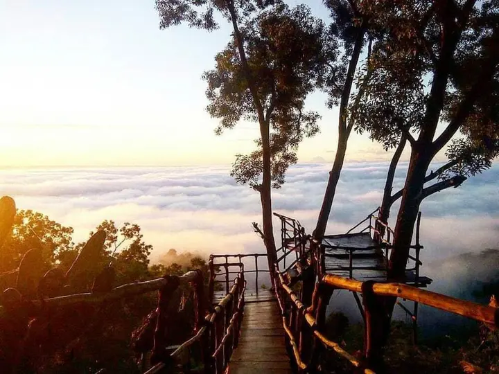 Батуретно: Seribu Batu Songgo Langit Resort & Camp