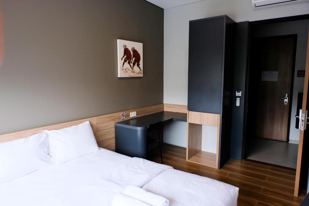 Куруг: M Studio Karawaci