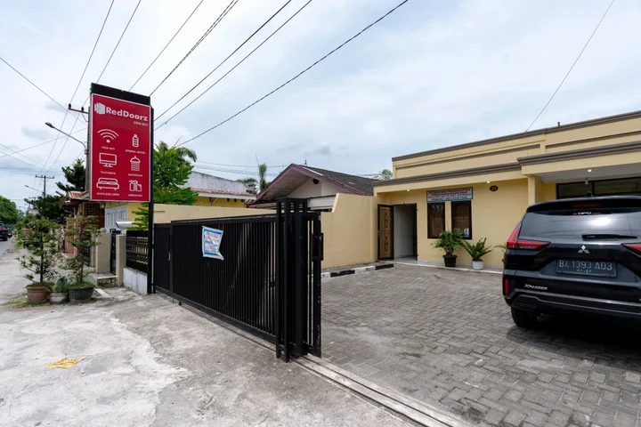Медан: RedDoorz @ Medan Johor 2