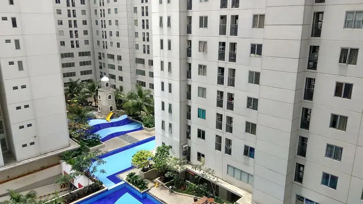 Джакарта: Minimalist 1BR with Pool View at Bassura City Apartment