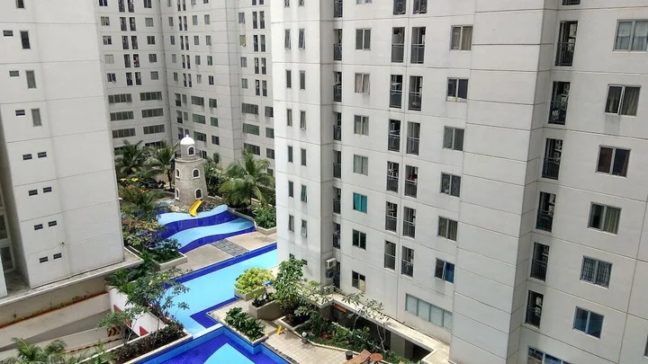 Джакарта: Minimalist 1BR with Pool View at Bassura City Apartment