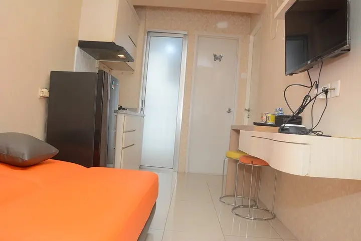 Джакарта: Minimalist 1BR with Pool View at Bassura City Apartment