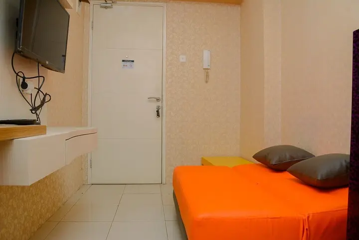 Джакарта: Minimalist 1BR with Pool View at Bassura City Apartment