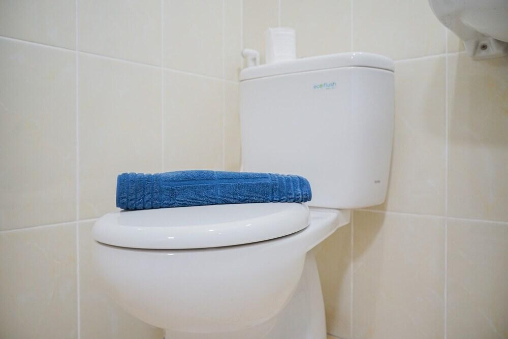 Legok: Strategic Studio Apartment with Extra Bed at M-Town Residence