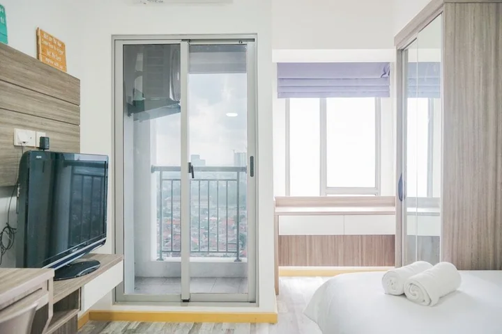 Legok: Strategic Studio Apartment with Extra Bed at M-Town Residence