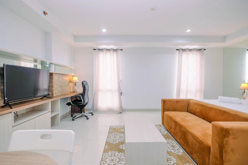Чикаранг: Spacious and Comfy Studio at Azalea Suites Cikarang Apartment