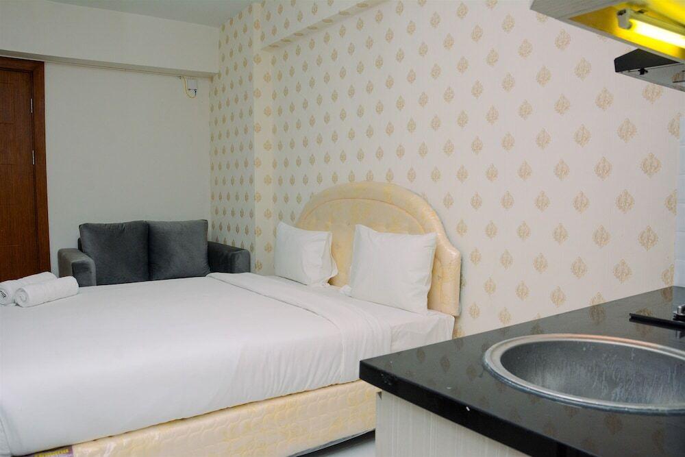 Relaxing and Comfy Studio Cinere Resort Apartment — фото 5