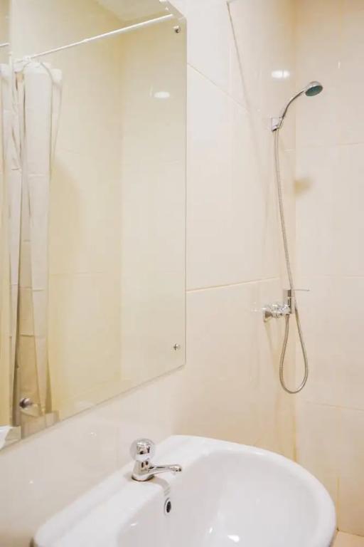 Legok: Cozy 3BR Asatti Apartment near ICE BSD
