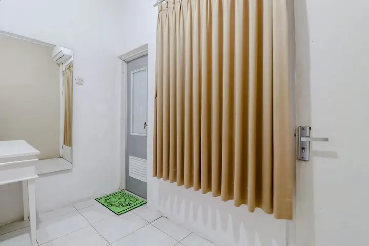 Депок: Ratu Guesthouse