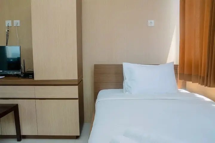 Депок: Cozy and Minimalist Studio Apartment at Saladdin Mansion