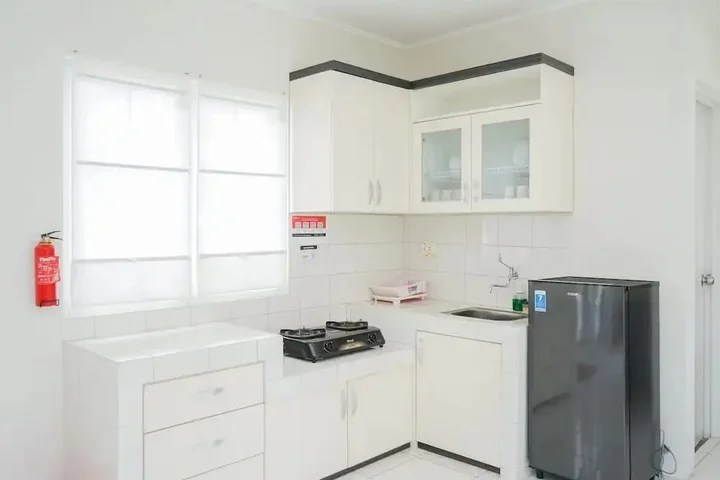 Legok: Best Deal Studio at Alesha Vanya Park Guest House (Sharing Bathroom)