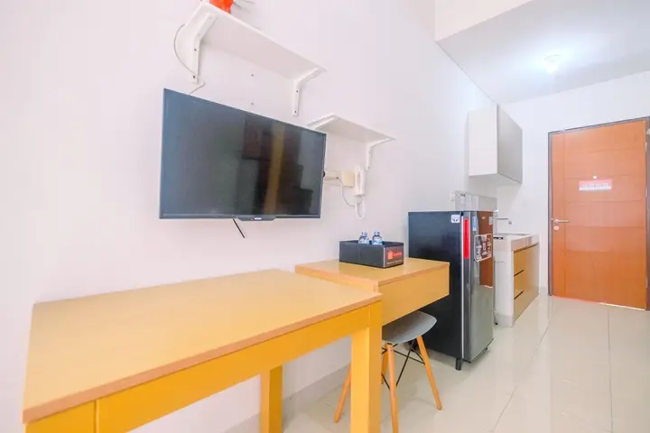 Депок: Compact and Relaxing Studio at Dave Apartment
