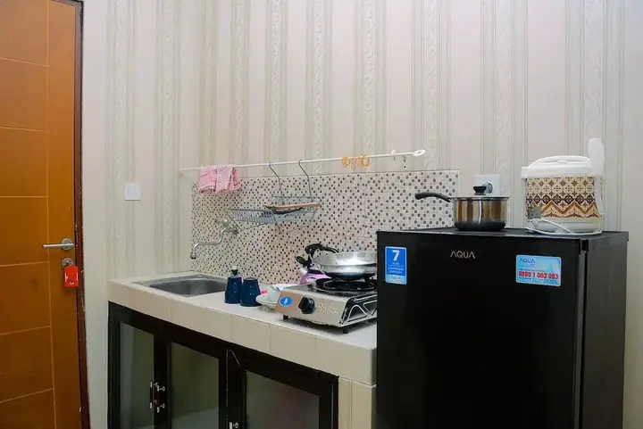 Депок: Fully Furnished Studio with Queen Bed at Dave Apartment