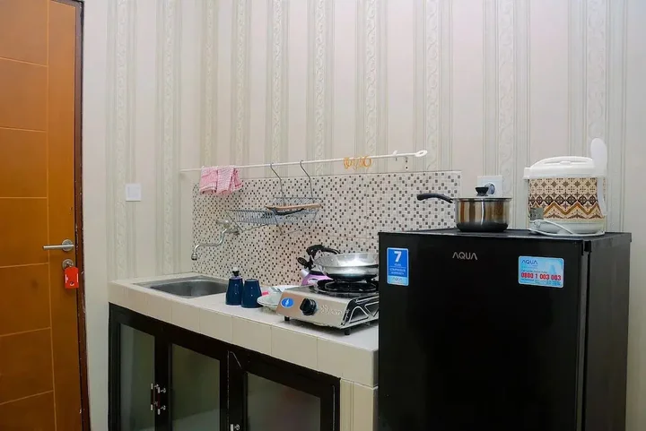 Депок: Fully Furnished Studio with Queen Bed at Dave Apartment