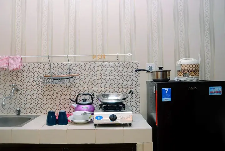 Депок: Fully Furnished Studio with Queen Bed at Dave Apartment