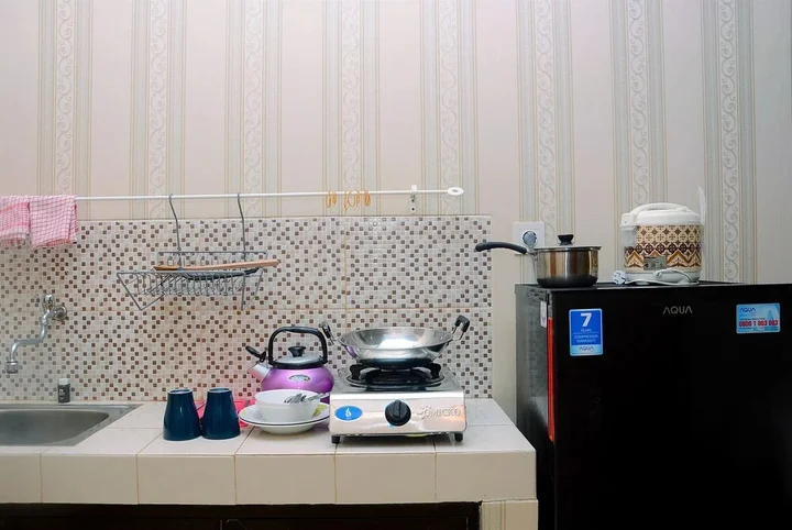 Депок: Fully Furnished Studio with Queen Bed at Dave Apartment