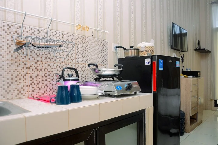 Депок: Fully Furnished Studio with Queen Bed at Dave Apartment