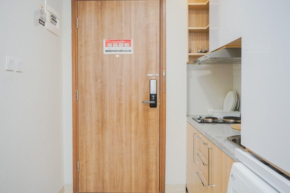Тангеранг: Comfy and Cozy Stay 1BR at Skandinavia Apartment
