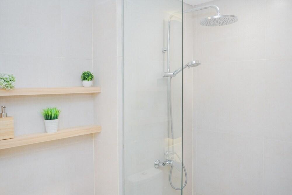Тангеранг: Comfy and Cozy Stay 1BR at Skandinavia Apartment