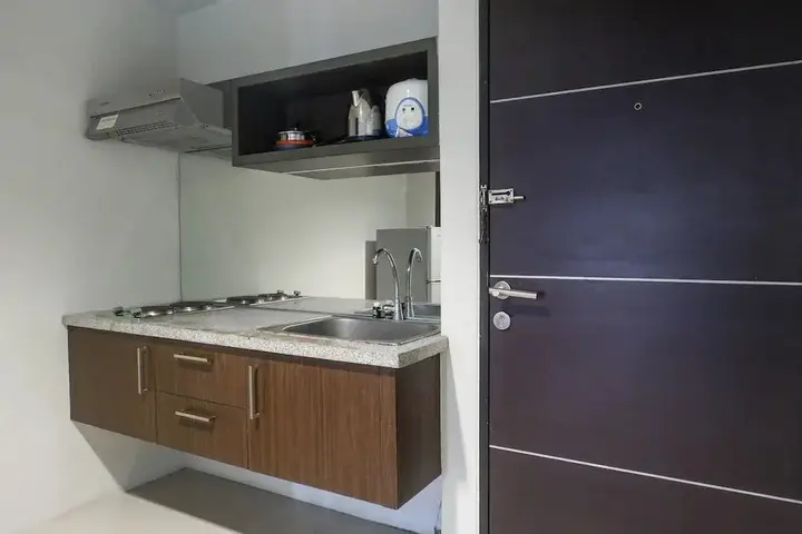 Сурабая: Classic Modern Studio Room Apartment at The Square Surabaya