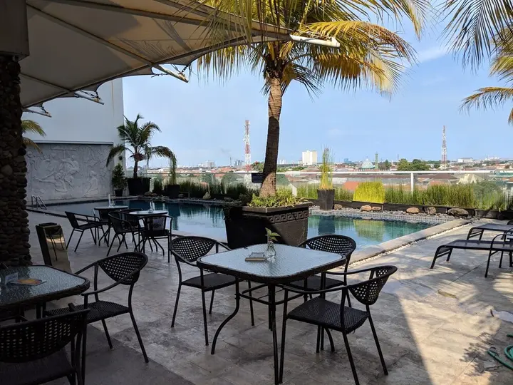 Сурабая: Classic Modern Studio Room Apartment at The Square Surabaya
