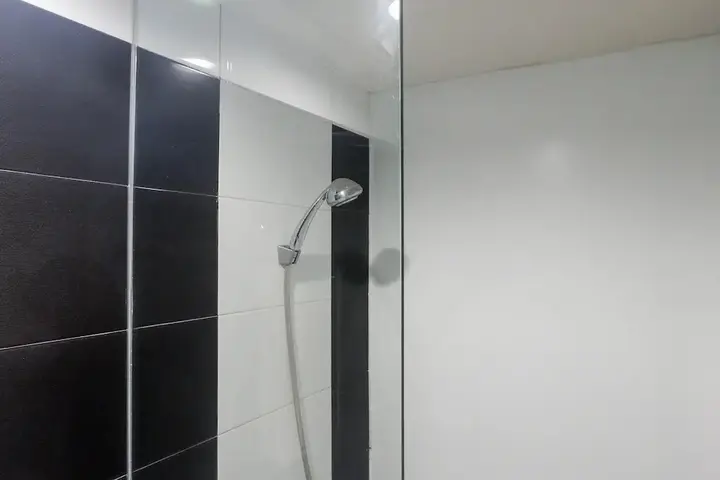 Сурабая: Classic Modern Studio Room Apartment at The Square Surabaya