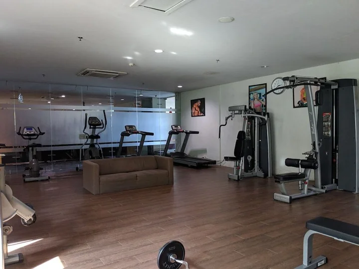 Сурабая: Classic Modern Studio Room Apartment at The Square Surabaya