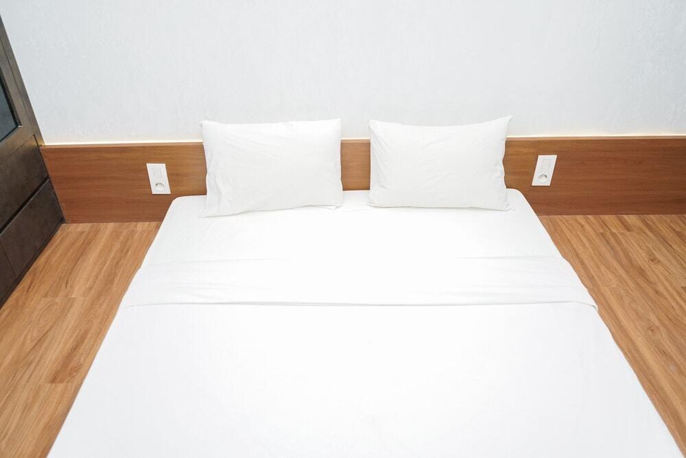 Legok: Studio Modern Japanese Style near Aeon BSD at B Residence Apartment