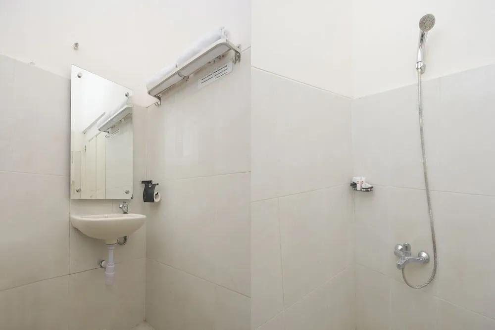 Депок: OYO 827 Pondok Shabrina Family Homestay