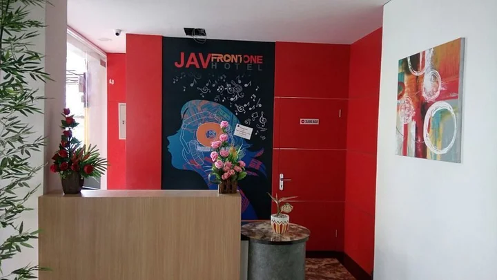 Лахат: Hotel JAV Front One