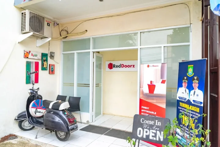 Тангеранг: RedDoorz near CBD Ciledug
