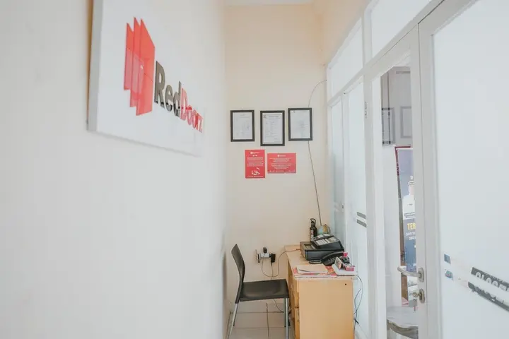 Тангеранг: RedDoorz near CBD Ciledug