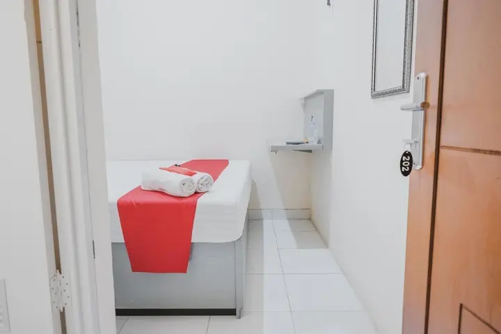 Тангеранг: RedDoorz near CBD Ciledug