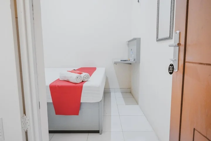 Тангеранг: RedDoorz near CBD Ciledug
