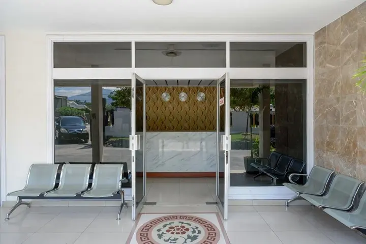 Палу: RedDoorz Plus @ Alam Raya Hotel
