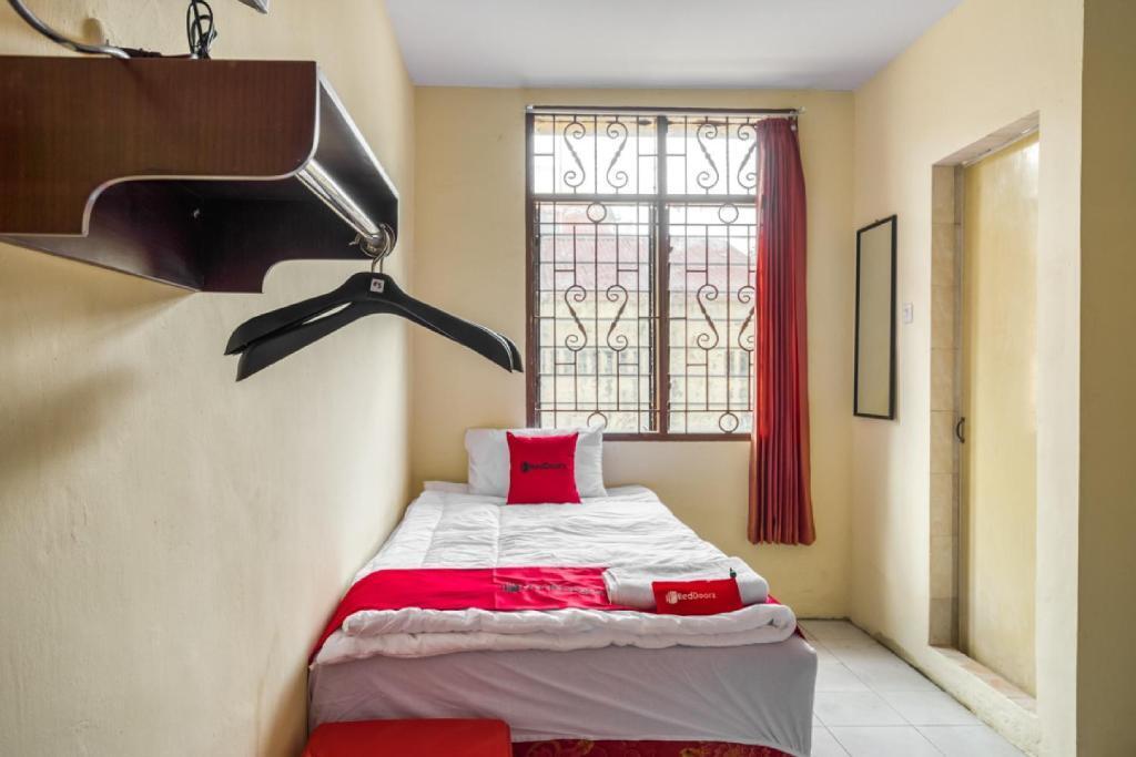 RedDoorz Plus near RSUD Dr. Pirngadi Medan 2 — фото 5