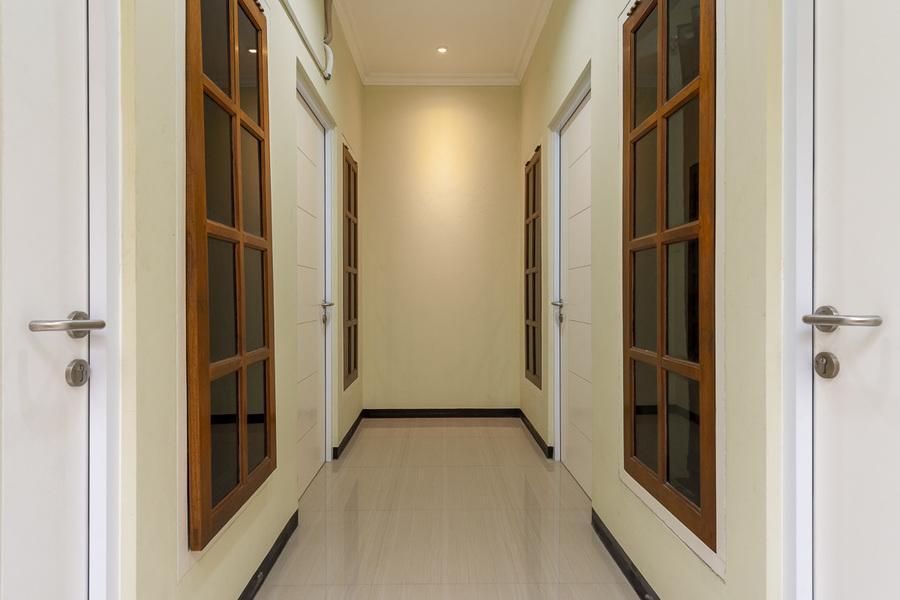 Сурабая: KoolKost near RSAL Surabaya