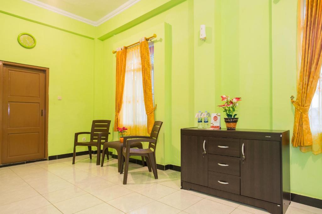 Батуретно: OYO 1419 Rhona Guest House Syariah