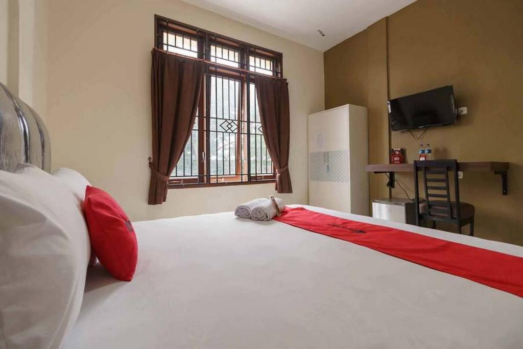 Медан: RedDoorz near RS Adam Malik Medan 2