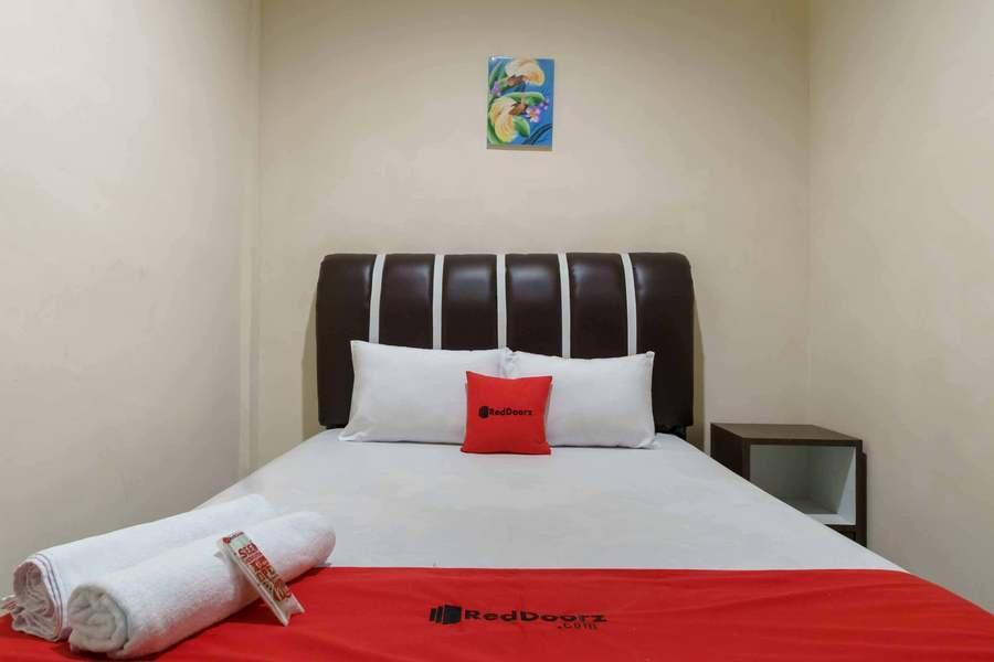 Медан: RedDoorz near RS Adam Malik Medan 2