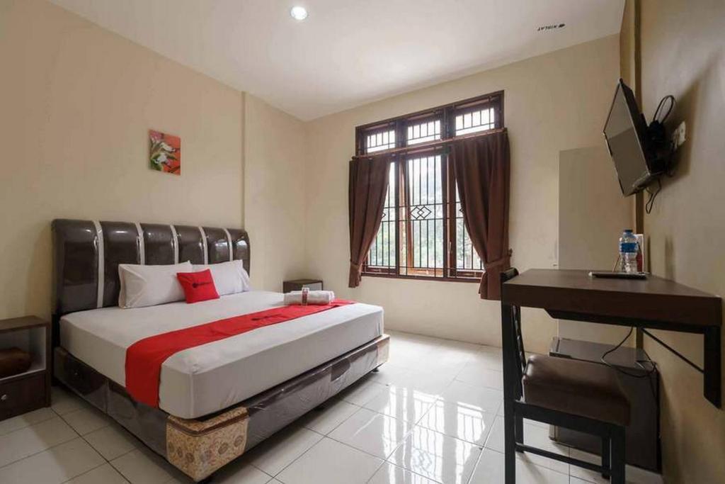 Медан: RedDoorz near RS Adam Malik Medan 2