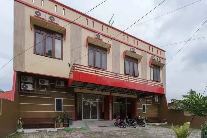 Медан: RedDoorz near RS Adam Malik Medan 2