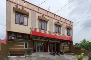 Медан: RedDoorz near RS Adam Malik Medan 2