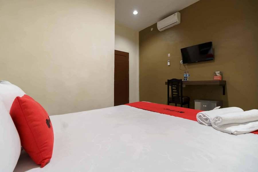 Медан: RedDoorz near RS Adam Malik Medan 2