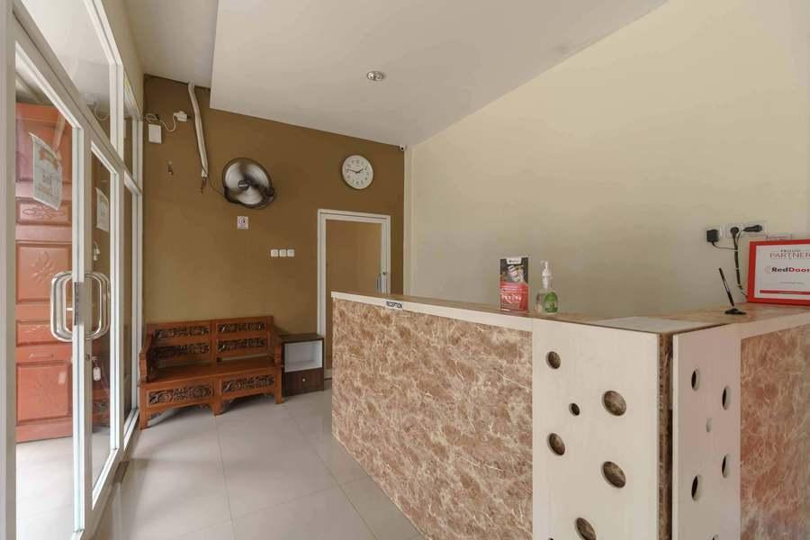 Медан: RedDoorz near RS Adam Malik Medan 2