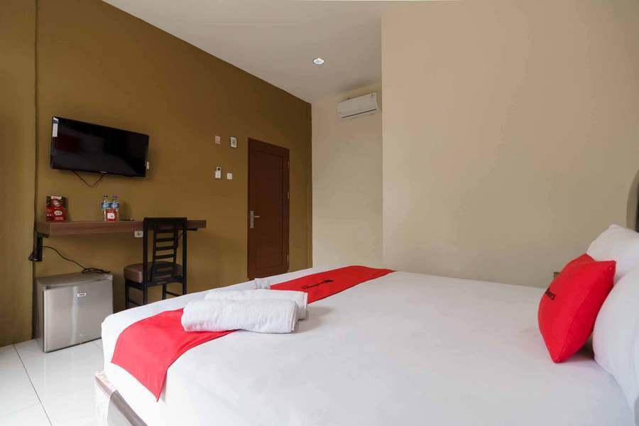 Медан: RedDoorz near RS Adam Malik Medan 2