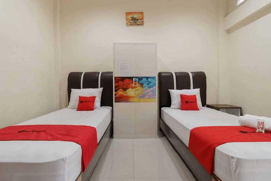 Медан: RedDoorz near RS Adam Malik Medan 2