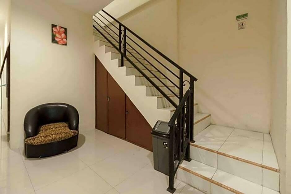 Медан: RedDoorz near RS Adam Malik Medan 2