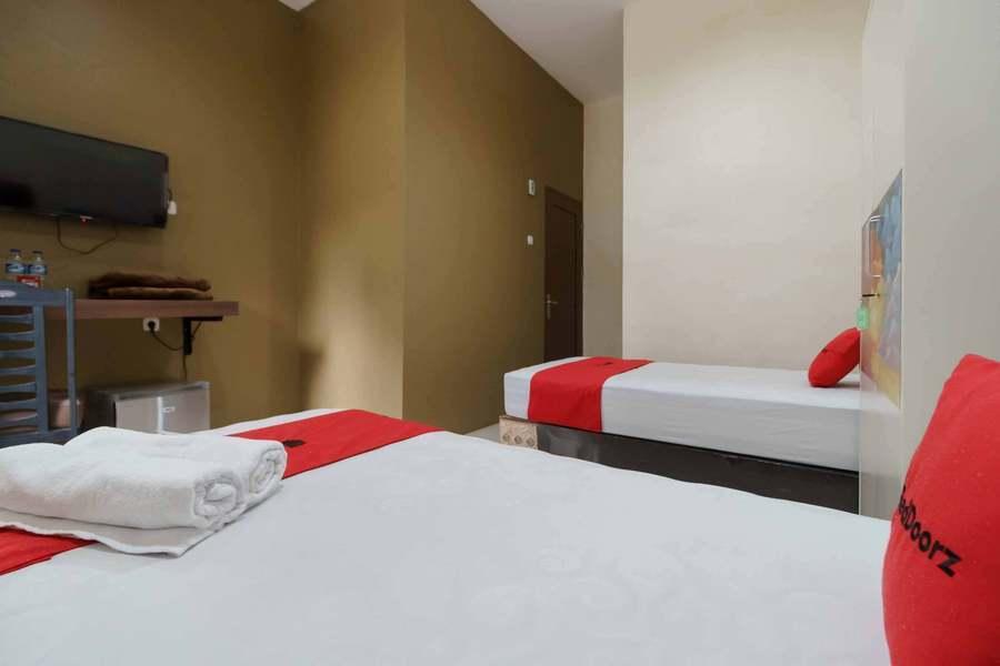Медан: RedDoorz near RS Adam Malik Medan 2