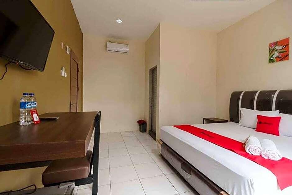Медан: RedDoorz near RS Adam Malik Medan 2